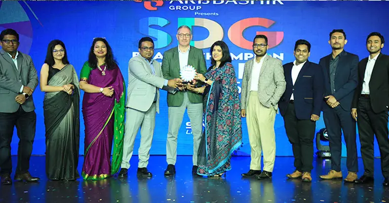 ইউনিলিভারের পুরস্কার গ্রহণ